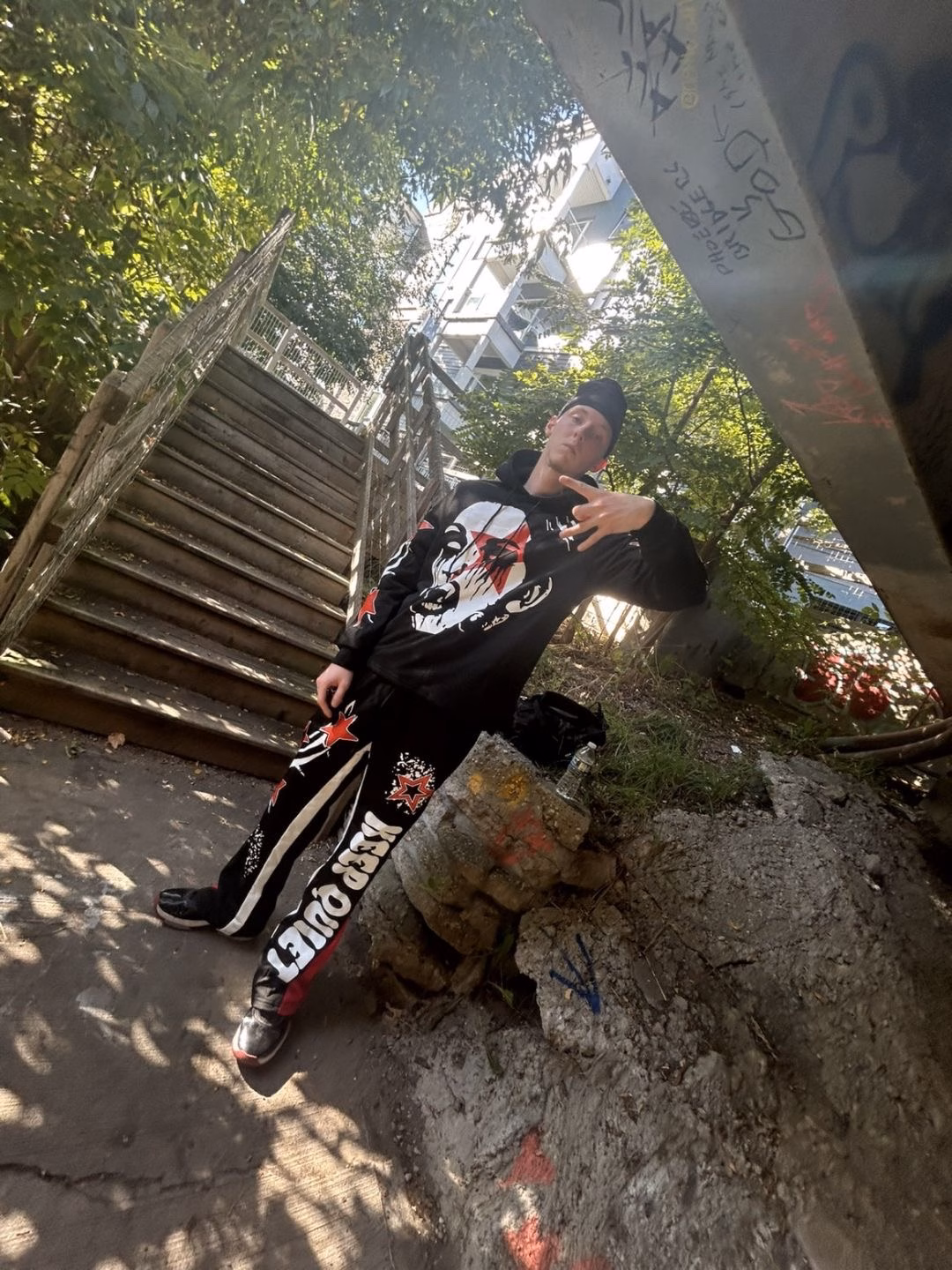 LaThreeFrmVa in stairwell